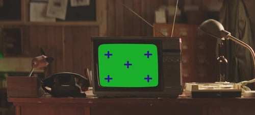 Un téléviseur vintage dans une atmosphère rétro