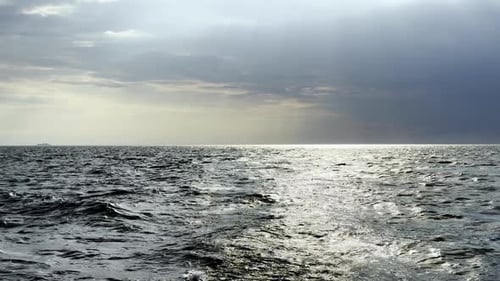 Un atisbo de esperanza en el Mar del Norte: los rayos del sol atraviesan las nubes de tormenta