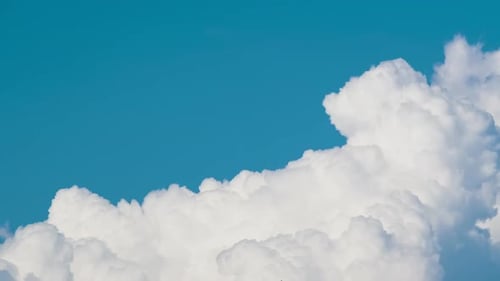 Chronologie de cumulus blancs gonflés se formant sur le ciel bleu d'été