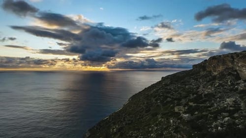 Zeitraffer. Atemberaubende Wolken, die während des Sonnenuntergangs über dem Meer über den Himmel ziehen. Dingli-Klippen
,