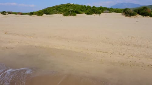 Blick von oben auf den schönen Sandstrand vor dem Hintergrund der Green Mountains