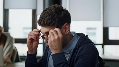 Nahaufnahme Müder Manager analysiert Softwarecode Erschöpftes Entwickler-Check-Projekt