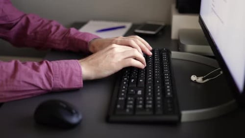 Manos de hombres escribiendo en el teclado trabajando en la oficina en la computadora desde casa trabajando independientemente