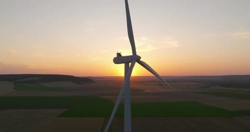 Silhouette einer Windmühle in der Sonne, Nahaufnahme von Windmühlen, die sich durch die Kraft des