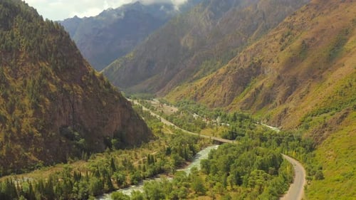 Vista aérea de uma rodovia moderna que atravessa montanhas majestosas