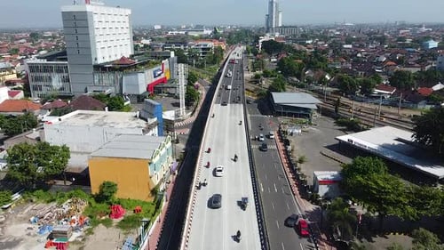 Drohnenaufnahme aus der Luft, urbane Alleinstadt, Landschaft in Zentral-Java, Indonesien.