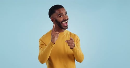Gesicht, aufgeregt und schwarzer Mann zeigt auf dich zur Entscheidung, Auswahl oder Auswahl im Studio isoliert