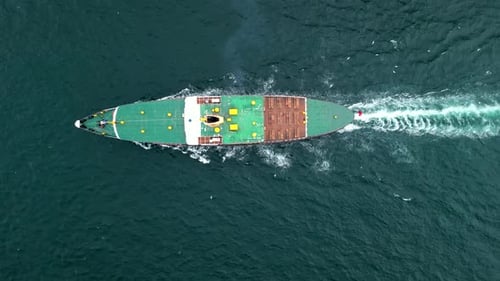 Vue de haut en bas d'un gros bateau parcourant la mer