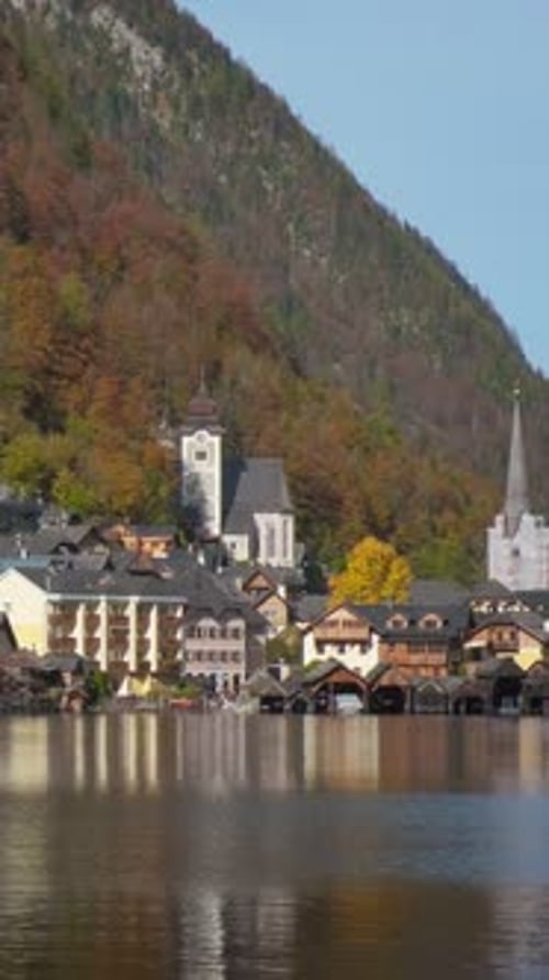 Colores otoñales en el famoso destino turístico idílica ciudad de Hallstatt en los Alpes montañosos austriacos