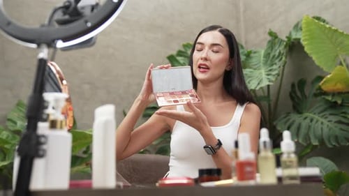 Hermosa creadora de contenido que crea un tutorial de belleza natural y cosmética. Blithe