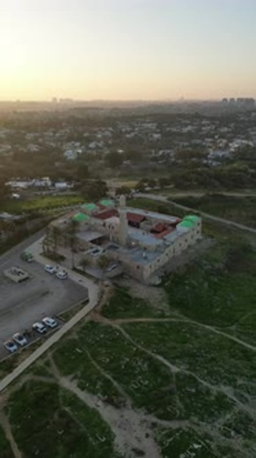 Panorama aérien de la mosquée Sidna Ali au-dessus d'une falaise contre le ciel par une journée ensoleillée