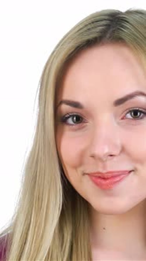 Fille caucasienne rayonnante avec un sourire éclatant sur un fond blanc immaculé