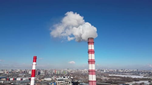 Wärmekraftwerk oder Fabrik mit rauchenden Kaminen