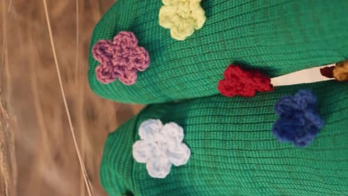 Moving Socks in Nahaufnahme mit lustigem Design, vertikal, sorglos, für Mädchen, das ein Paar trägt