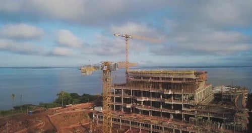 Construcción de grúas y armazones de edificios en Porto Alegre, Brasil. Panorama aéreo