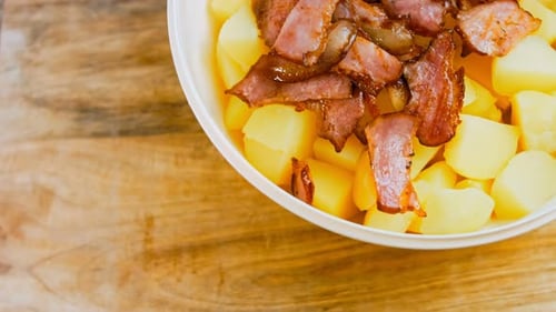 Ensalada de papas con chile jalapeño y tocino