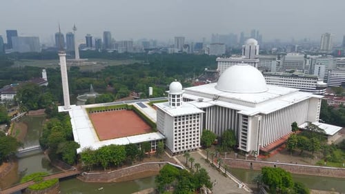 Luftaufnahme der Istiqlal-Moschee in Jakarta, der größten Moschee Südostasiens