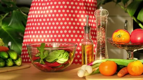 Frischer Gemüsesalat mit Tomaten, Gurken, Frühlingszwiebeln und Olivenöl