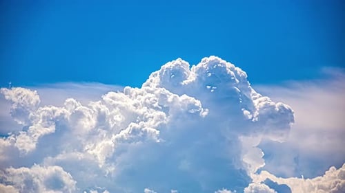 Zeitraffer der hoch aufragenden Cumuluswolkenformation am blauen Wetterhimmel