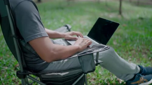 Der Programmierer schreibt Code, tippt auf der Laptop-Tastatur, entwickelt, analysiert und tippt a la