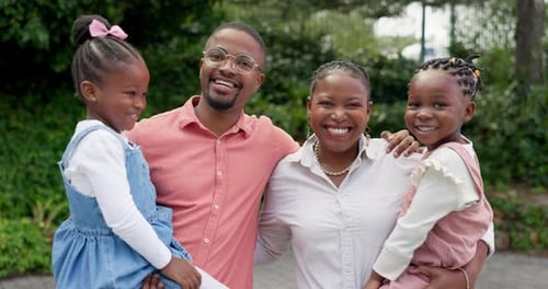 Hinterhof, schwarze Familie und glückliche Eltern mit Kindern, die sich für Eigentum, Eigenheim und Hypothek begeistern