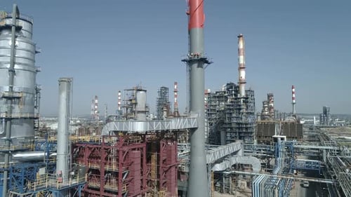 Luftaufnahmen einer großen Ölraffinerie mit Rauchstapeln und Erdöllagertanks