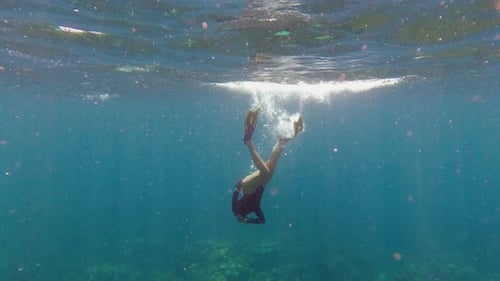 Belle femme fait de la plongée avec tuba dans de l'eau claire et chaude à Roatan, au Honduras