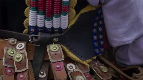 Costume bulgare Kukeri fait main avec bretelles en cuir orné
