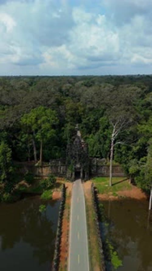 Retrait vertical d'un Drone au-dessus de la Porte de la Victoire, Angkor Thom, Siem Reap