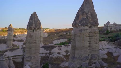Primer plano de las rocas del valle del amor en Capadocia, Turquía, donde el arte de la naturaleza ha esculpido un
