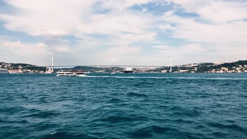 Istanbuler Reisetourismus mit Schiff, Boot, Fähre auf dem Bosporus in der Türkei mit Blick auf die Altstadt