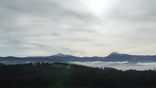 Panoramablick auf den Snowy Mountain Ridge