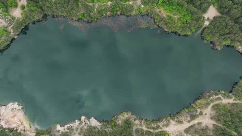 Équipement de traitement du minerai, industrie métallurgique aérienne, roches lourdes, eau, géologie des lacs