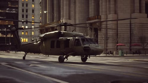 Helicóptero militar en el centro al atardecer