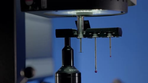 Inspection optique de précision d'un composant métallique CNC à l'aide d'un système de mesure SmartScope