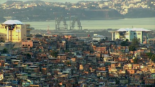 Foto aérea de gôndola sobre a favela, Rio de Janeiro, Brasil
