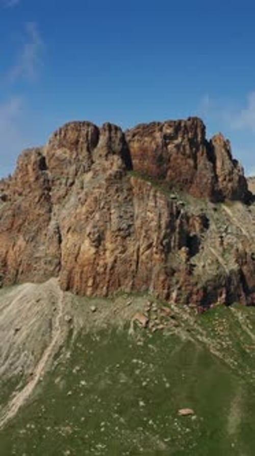 Belle‑mère fait des dents dans la montagne du Caucase