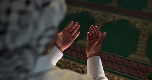 Priant, musulman ou personne ayant les mains ouvertes dans la mosquée pour une lecture spirituelle