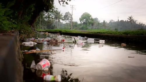 Schwimmender Müll in einem Fluss auf Bali, Indonesien. Nahaufnahme