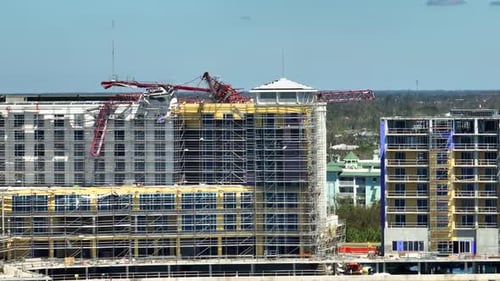 Vista aérea de una grúa de construcción arruinada por el huracán Ian en un alto edificio de apartamentos en el puerto