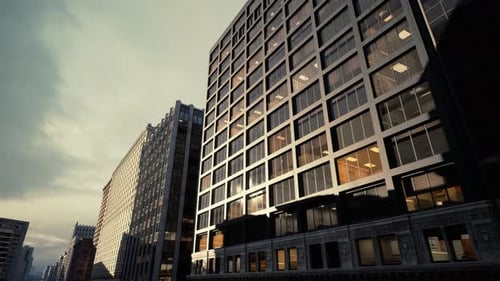 El anochecer ilumina las estructuras del centro con vibrantes reflejos y nubes al atardecer
