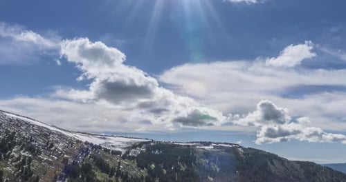 Zeitraffer der Wolkenlandschaft hinter dem Berggipfel