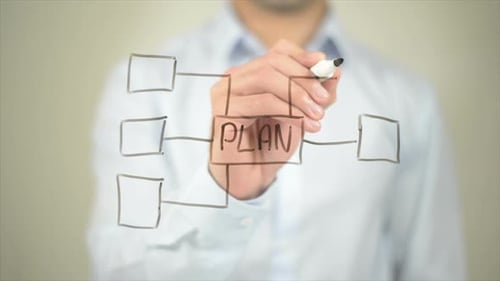 Plan Concept, Mann schreibt auf transparentem Bildschirm