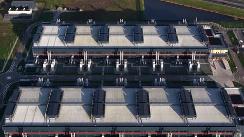 Luftaufnahme von Gebäuden und Parkplätzen, Niederlande.