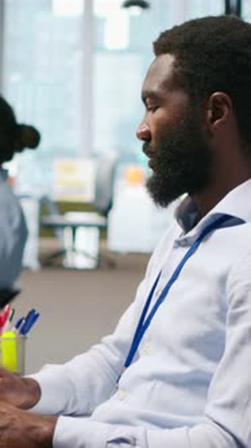 Entwickler von vertikaler Videosoftware, die Algorithmen für maschinelles Lernen mit generativer KI testet