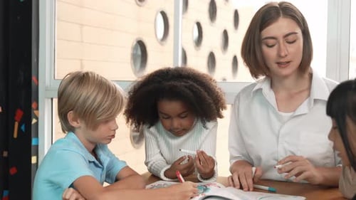 Fröhlicher Schüler und kluger Lehrer beim Zeichnen und Ausmalen mit einem Marker. Gelehrsamkeit
.