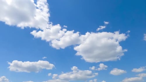 Flauschige kleine Wolken in der blauen Skyline. Toller Zeitraffer der sich bewegenden Wolkenlandschaft