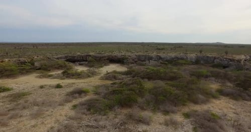 Vue aérienne des grottes utilisées par les Indiens Arawak à Bonaire.
