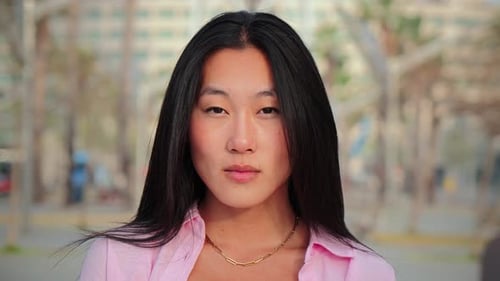 Einzelporträt einer ernsten asiatischen jungen erwachsenen Frau mit nachdenklichem Gesichtsausdruck im Teenageralter