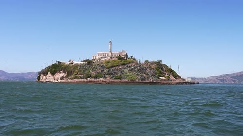 Vue rapprochée de l'île-prison d'Alcatraz au milieu de la baie de San Francisco